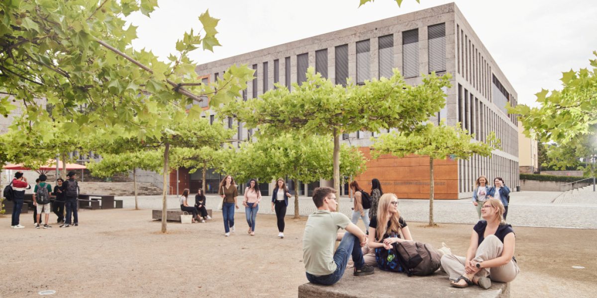 Fotoshooting am Campus mit Studierenden im Juli 2023